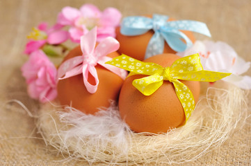 Obraz na płótnie Canvas Easter eggs in the nest on a burlap