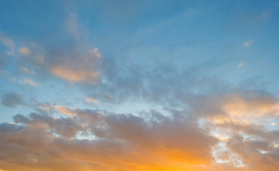 Obraz premium Clouds in a blue sky in winter