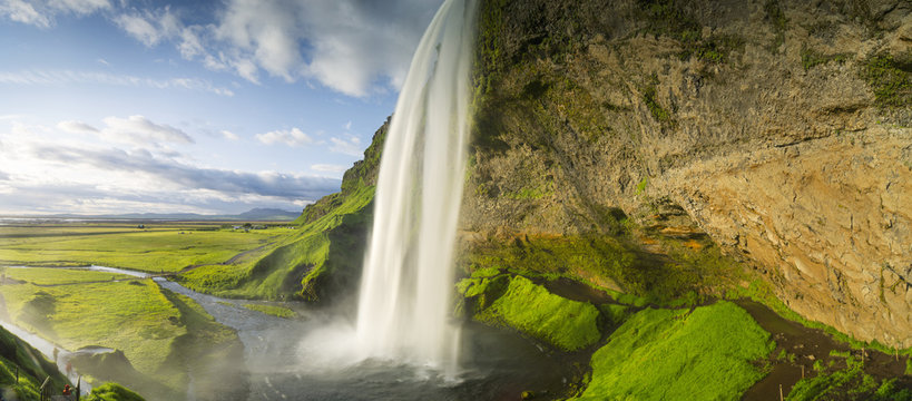 Fototapeta waterfall falling from sky in Iceland