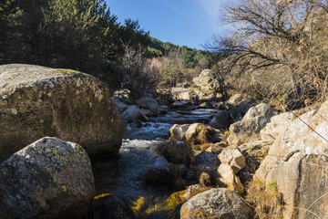 Rio fluye entre rocas en Manzanares El Real