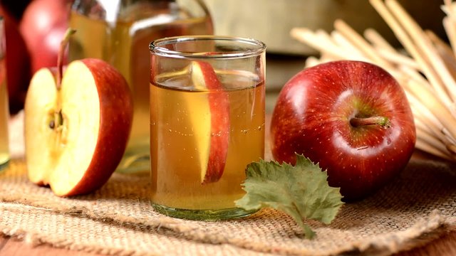sidro di mele fatto in casa con frutta intorno