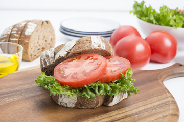 雑穀パンでトマトレタスサンドイッチ