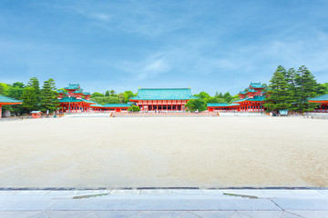 Fototapeta premium Heian-Jingu Shrine Blue Sky Courtyard Taikyokuden