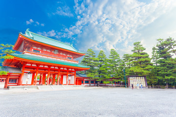 Fototapeta premium Heian Jingu Shrine Front Entrance Blue Sky Angled