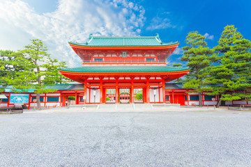 Fototapeta premium Heian-Jingu Shrine Main Ro-Mon Entrance Blue Sky H