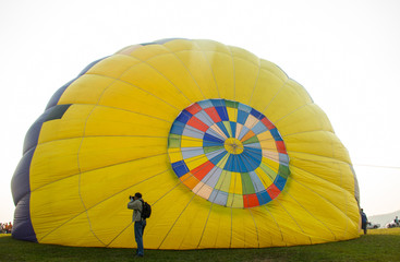 Fototapeta premium man and hot air balloon on ground