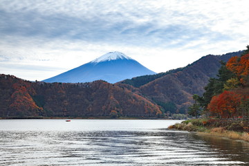 秋の河口湖と富士山