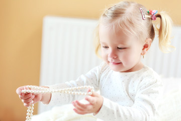 girl plays with jewelry