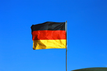 Флаг Германии в голубом небе