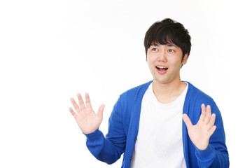 驚く男性