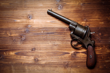 Obraz premium Vintage pistols on wooden background