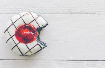 Obraz premium Pyszne pączki na podłoże drewniane
