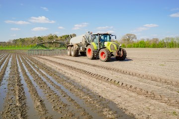 Fototapeta premium Schleppschlauchtechnik bei der Gülle-Ausbringung