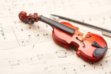 Naklejka premium violin on of notes background