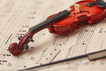 Naklejka premium violin on of notes background