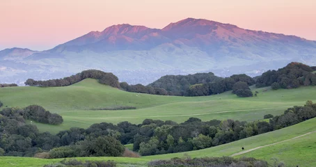 Gordijnen Zonsondergang over de berg Diablo vanaf de glooiende, met gras begroeide heuvels van het regionale park Briones. Genomen vanaf Mott Peak in Contra Costa County, Californië, VS. © Yuval Helfman