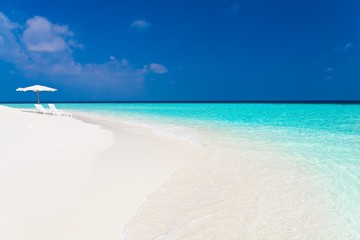 Fototapeta na wymiar Maldives, white parasol and sunbed