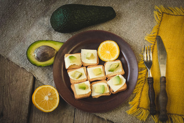 Avocado sandwiches with lemon
