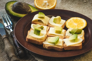 Avocado sandwiches with lemon