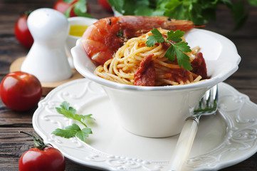 Italian spaghetti with prawns and parsley