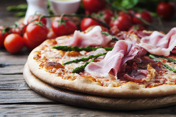 Italian pizza with ham and asparagus