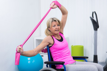 frau im rollstuhl macht beim sport mit