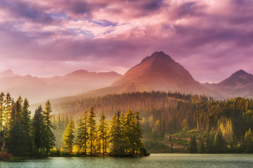 Plakaty  Zachód słońca nad jeziorem w wysokich górach