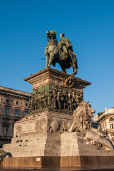 Obraz premium MILAN, ITALY - MAY 22, 2010: Piazza del Duomo and the statue of