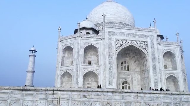 Pan shot of the Taj Mahal, Agra, Uttar Pradesh, India