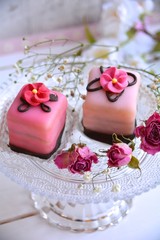 Grußkarte -  Kleine Kuchen mit Blüten dekoriert - Petit Fours