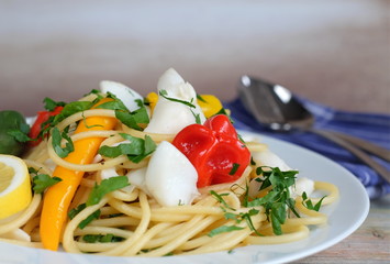 Spaghetti mit Sepia und Jalapenos