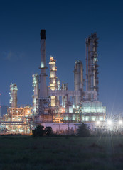 Obraz na płótnie Canvas oil refinery plant