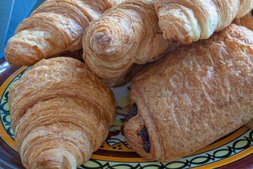 Croissants et pains au chocolat dans une assiette au décor breton