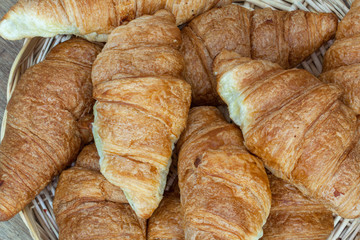 Croissants dans une corbeille
