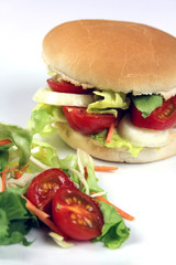 Veggie-Burger mit Salat