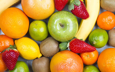 Zbliżenie kolorowych owoców