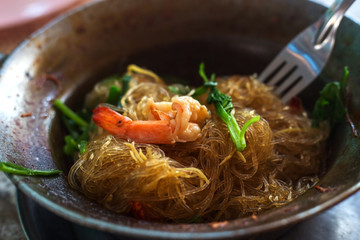 Casseroled prawns/shrimps with vermicelli in clay pot