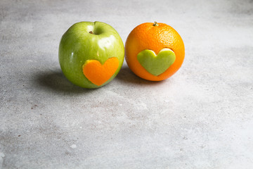 Jabłko i pomarańcz na kamiennym tle