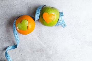 Jabłko i pomarańcz na kamiennym tle © Patryk Michalski