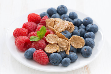 blueberries, raspberries and wholegrain flakes 