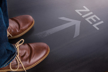 Vorwärts und aufwärts gehen zum Ziel, symbolisch dargestellt