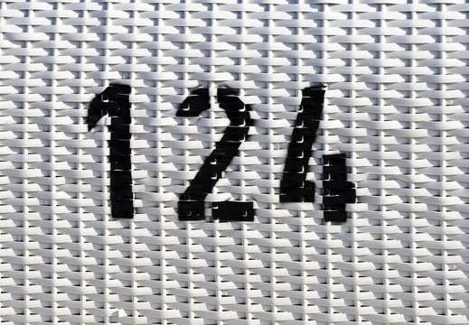 Weißes Kunststoffgeflecht mit der Zahl 124