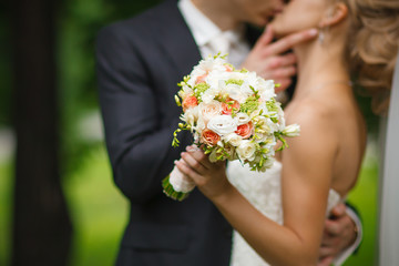 Поцелуй на встрече жениха и невесты wedding kiss