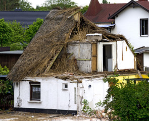 Abbruch eines schilfgedeckten Hauses
