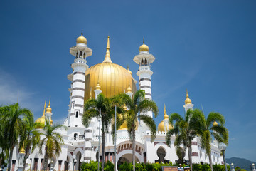 Fototapeta na wymiar KUALA KANGSAR,MALAYSIA - 8TH FEBRUARY 2016; The Ubudiah Mosque is Perak's royal mosque, and is located in the royal town of Kuala Kangsar, Perak, Malaysia.