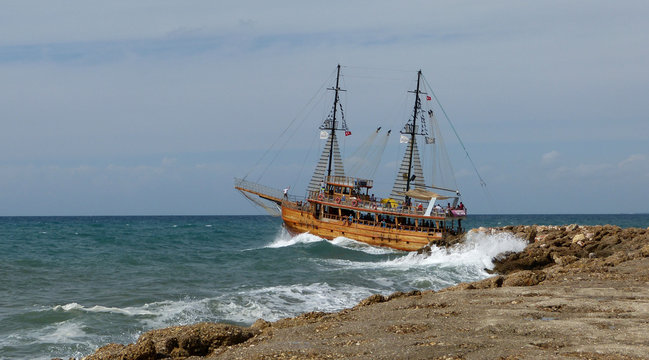 bei tobender See ein Schiff gestrandet