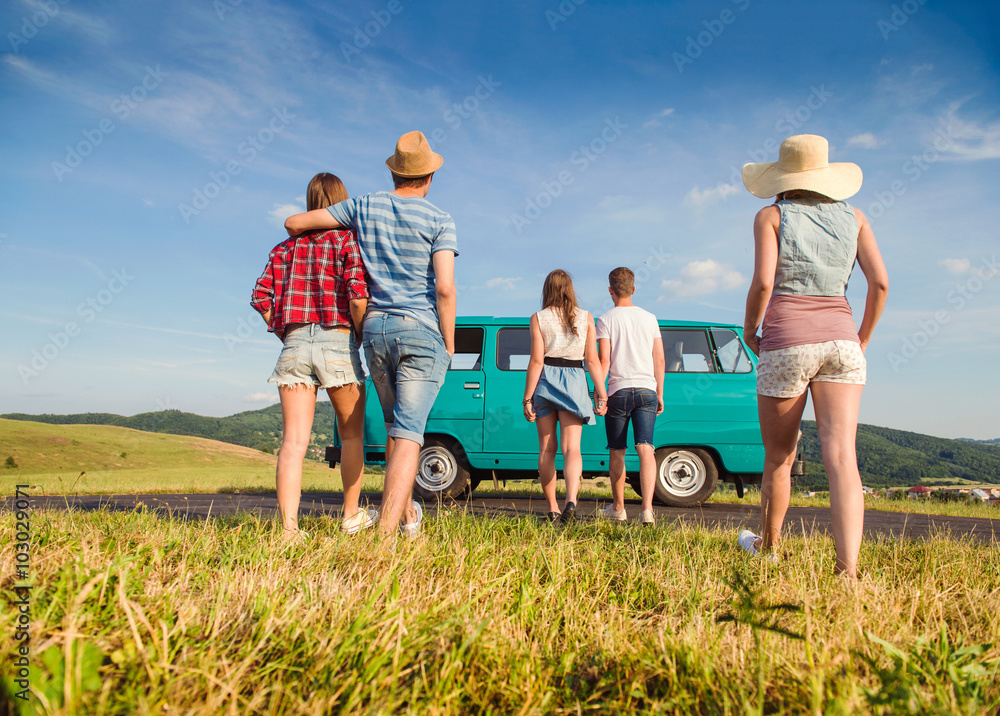 Wall mural couples in love, nature, blue sky, campervan, back view