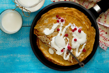Pancakes on oatmeal with cream and berries