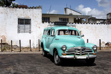 Kuba, Santa Clara: Ein schöner US-amerikanischer Oldtimer parkt im Zentrum der kubanischen Stadt
