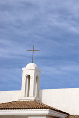 Spanische Kirche / Eine Kirche im spanischen Stil mit weißen Wänden und schlichter Bauweise mit...